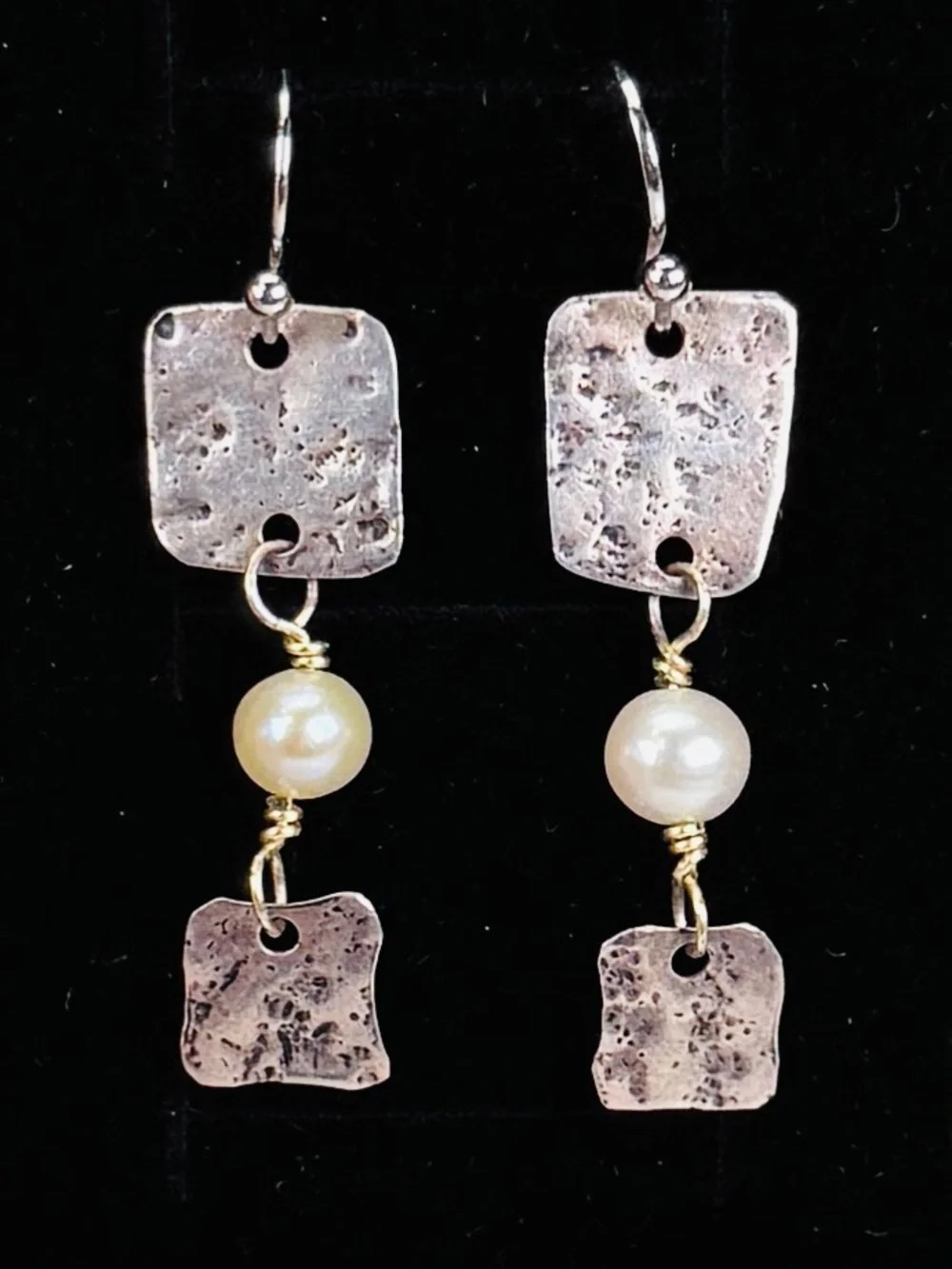 Vintage lightweight hammered silvertone faux pearl wire wrapped pierced earrings